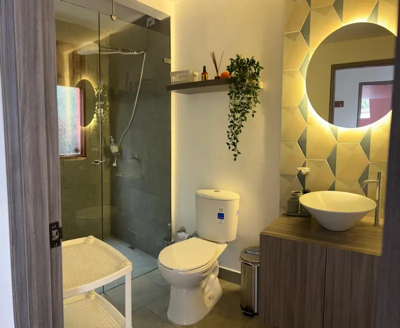 Baño moderno con espejo iluminado