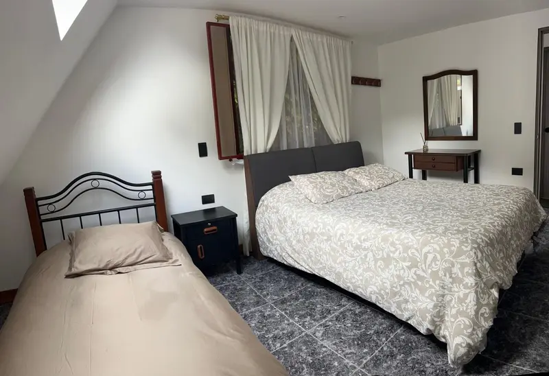 Habitación con cama doble y cama sencilla