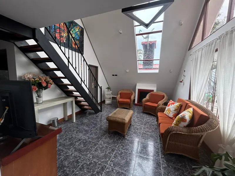 Sala a doble altura con escalera metálica
